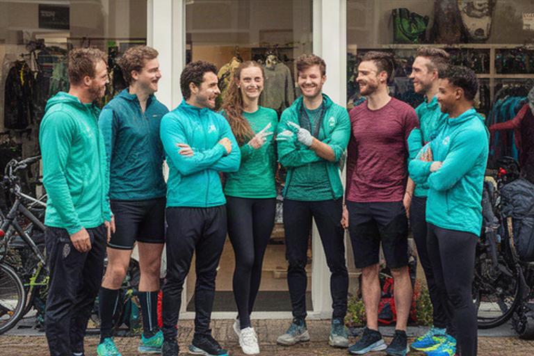 Het team van de sportwinkel praat samen voor de winkel aan de Midlânsdyk in Sneek